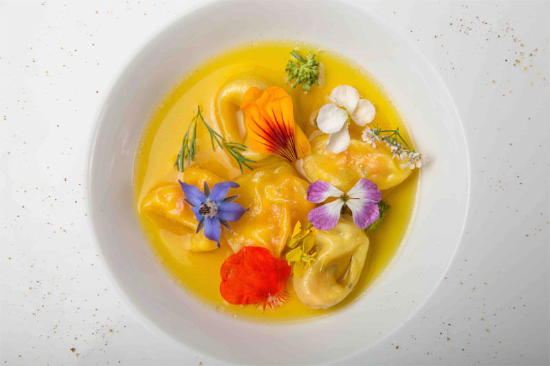 CAPPELLETTI ripien ai gamberi di Sanremo in ristretto di cipolla e zafferano e fiori eduli